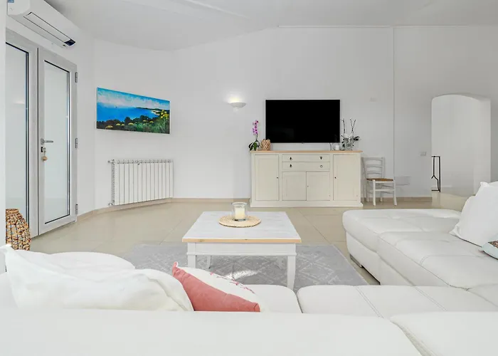 La Maddalena 8&1, Vasilius Villa